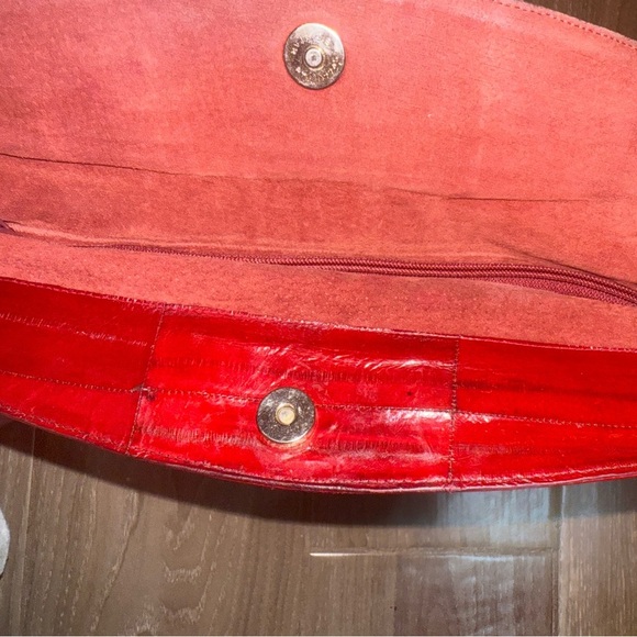 Elevate your style with this captivating Vintage Red Eel Skin Bag! - Picture 5 of 12